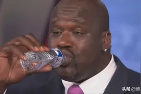 NBA级别的大手是什么样子？乔丹能抓南瓜，博班用平板当手机图片