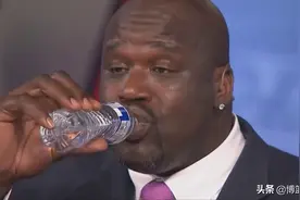 NBA级别的大手是什么样子？乔丹能抓南瓜，博班用平板当手机图片