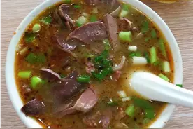 河南大哥卖重口早餐40年，14元一碗肉给得多，一天800碗不扛卖图片