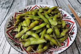 吃烧烤时的必点小菜，“盐水煮毛豆”，制作它只放三种调料即可图片