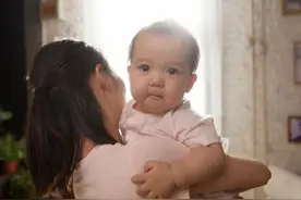 宝宝喜欢妈妈抱着走，放床上立刻哭？3原因4方法，总有一个适合你图片