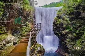 安徽避暑好去处，景区树木遮天蔽日，有30多条大小瀑布图片