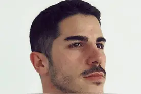 西班牙网红男孩分享昔日旧照，原来他也曾经普普通通，如今蜕变图片