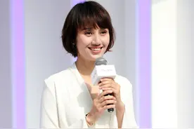 袁泉穿白色连体裤知性利落，高级大气又优雅图片