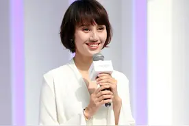 袁泉穿白色连体裤知性利落，高级大气又优雅图片