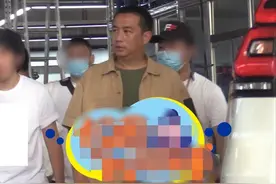 黄磊报警后首次现身！怒甩外套情绪低落，片场全程无笑容表情严肃图片