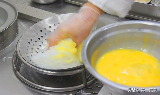 街边7块钱一份的炒米粉，厨师长教你在家做，粉丝不坨块不粘锅