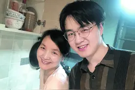 妈妈拆快递看到儿子的北大录取通知书，瞬间哽咽了，“这是很多人都想象过的场景……”图片