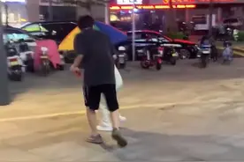 广东一女子偷偷出门喝酒，没想到在路上遇见男朋友，场面哭笑不得图片