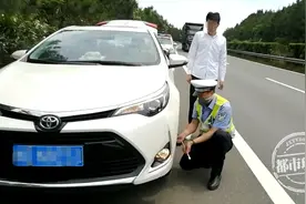 你单膝跪地的样子，真帅图片