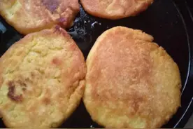 甜甜糯糯的新美食——年糕面饼子图片