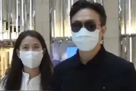 袁咏仪张智霖出街购物，两人手牵手感情甜，张智霖成“结账机器”图片