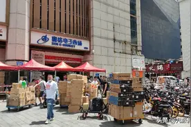 深圳赛格大厦今起封楼，大量商户转运货物，续报：房屋加速度小于规范允许值，无振感图片