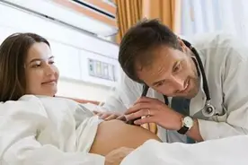 8个月准妈妈做产检，检查时大夫发出笑声，孕妈：看我怎么收拾你图片