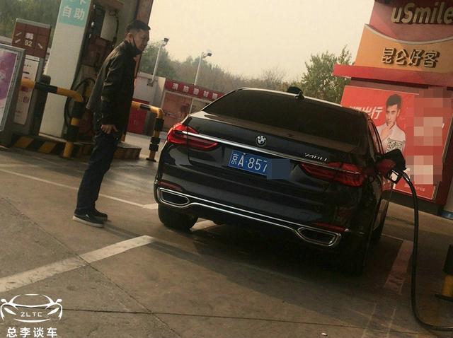 德云社联合创办人，李菁的座驾，京A8车牌霸气外露