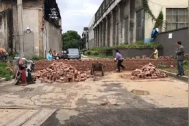 桂林一小区遭“租路封路”，业主出行不便怒挥锤破墙图片