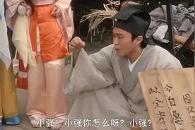 唐伯虎点秋香：星爷携小强跪地比惨，小强的梗，就是从这来的啊！图片