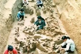 1987年，四川挖出一古墓群，出土一铜桌，上面的青蛙令人不解图片