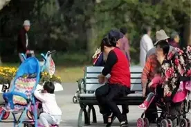 49岁二胎妈妈遛娃偶遇49岁奶奶，两人的生活现状，相差有点大图片