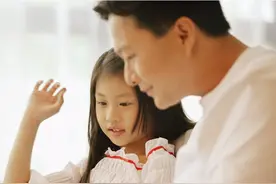 5岁女儿问爸爸，自己是不是他的小情人，这位爸爸的回答值得学习图片