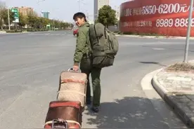 搞笑动图 狗子：今天这个鸭脖子，老子吃定了图片
