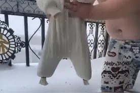 辽宁一爸爸为拍照纪念，将宝宝放进雪堆里，网友：奶奶提刀赶来了图片