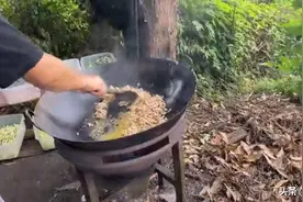 四川大哥在山脚露天炒菜，13元1人随便吃，几百人一起吃饭太壮观图片