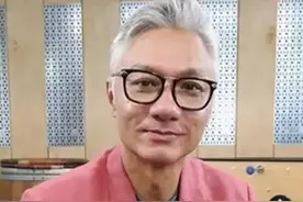 昔日港剧男神林俊贤，61岁满头白发！巅峰退圈经商，复出成网红图片