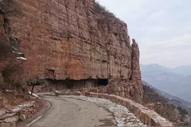 辉县市南寨镇有个风景如画的上腊江村：海拔超过1000米，进村要走盘山公路，要穿挂壁公路图片