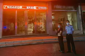 新余一男子因消费纠纷，凌晨蒙面在店铺门上泼漆被刑拘图片