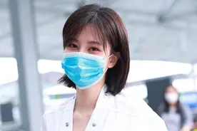 乔欣终于剪短发！波波头新发型穿衬衫嫩得像学生，美回18岁图片