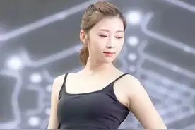时尚美女晒健身照，运动背心搭配瑜伽裤，穿搭精致美丽迷人图片