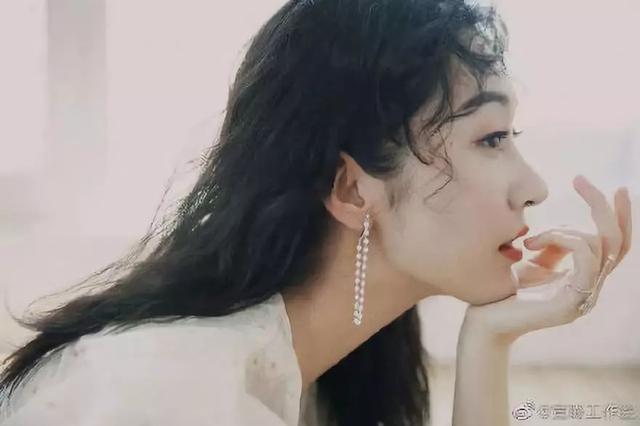 港风的高级感把可爱风秒成渣渣，18岁的袁咏仪造型成经典