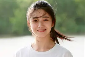 新任谋女郎背景强悍，晒素颜生图不惧怼脸拍，满满胶原蛋白好清纯图片