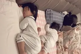 一家四口睡姿照被婆婆拍下，网友看到后：爸妈是真爱，孩子是意外图片
