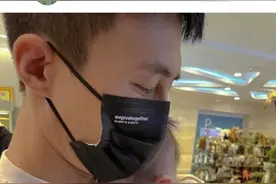 杜淳给女儿买衣服，小蛋饺趴在爸爸肩头，皮肤雪白超可爱图片