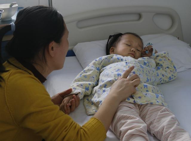 3岁女孩要变身奥特曼打败怪兽，妈妈说：女儿的坚强让我自愧不如