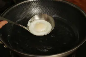 水煮荷包蛋，切记不要水开下锅，掌握4个技巧，鸡蛋圆嫩不散花图片