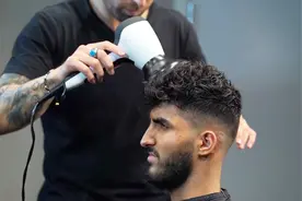 卷发小哥被女友吐槽太邋遢，一顿修剪造型后，帅气得像男神！视频封面