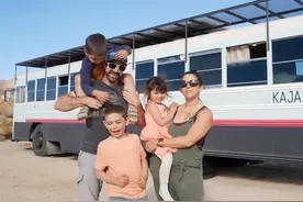 一家五口住进04年废旧校车，榨干28㎡空间，夫妻俩带三个娃住超爽图片