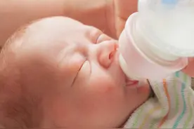 孩子喝谁的奶就和谁亲？好心攒母乳送闺蜜却被拒，网友：长点心吧图片