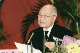 一个提问难倒3000名校长，郑强教授：你们只记得富豪明星图片