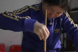 农妇苦练书法20年，网友称赞，专家讽刺：字体结构错误，无美感图片