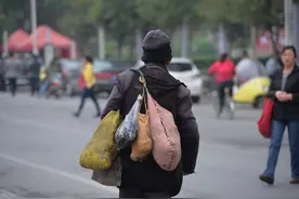 青年男子因捡垃圾感染患病，被救助时奄奄一息，家人：他喜欢流浪图片