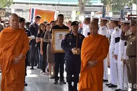 泰国国王为2名殉职警察御赐圣水花环图片