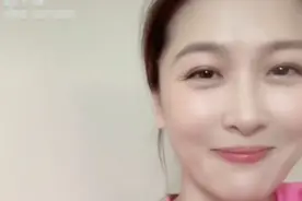 周丽淇分享冻龄秘诀，倒立秀性感身材，意外曝光与傅程鹏内地爱巢图片