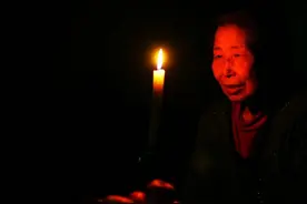 无法超越的原唱《烛光里的妈妈》现场版，听完早已泪流满面图片