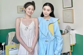 晚晚与范冰冰合照，气质美出圈，论拍照姿势的重要性图片