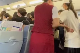 女粉丝机舱追星太疯狂！擅离座位还叫嚣空姐，乘客不满直呼抓起来图片