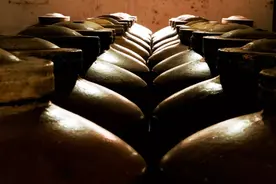 “汾老大”旗下的竹叶青酒，竟连金庸都爱不释手，老酒鬼都喝过图片